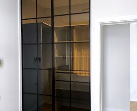 Stiklinė pertvara ir individuali spinta
